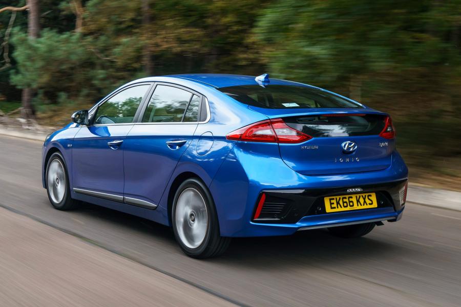  Hyundai IONIQ hybrid 2016 года  (UK) (фото 2 из 32)